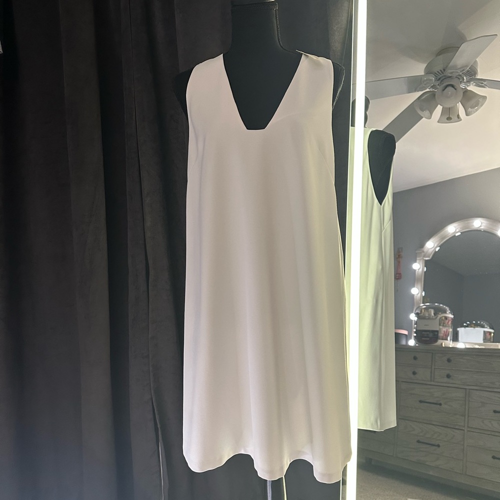 Elegant White Sleeveless Dress